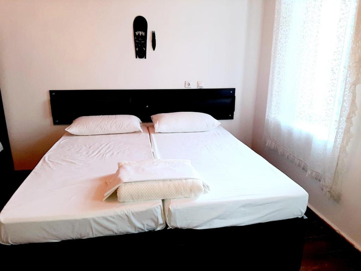 Flora'S Guesthouse 'The Fir Gate' Gjirokaster Exterior photo