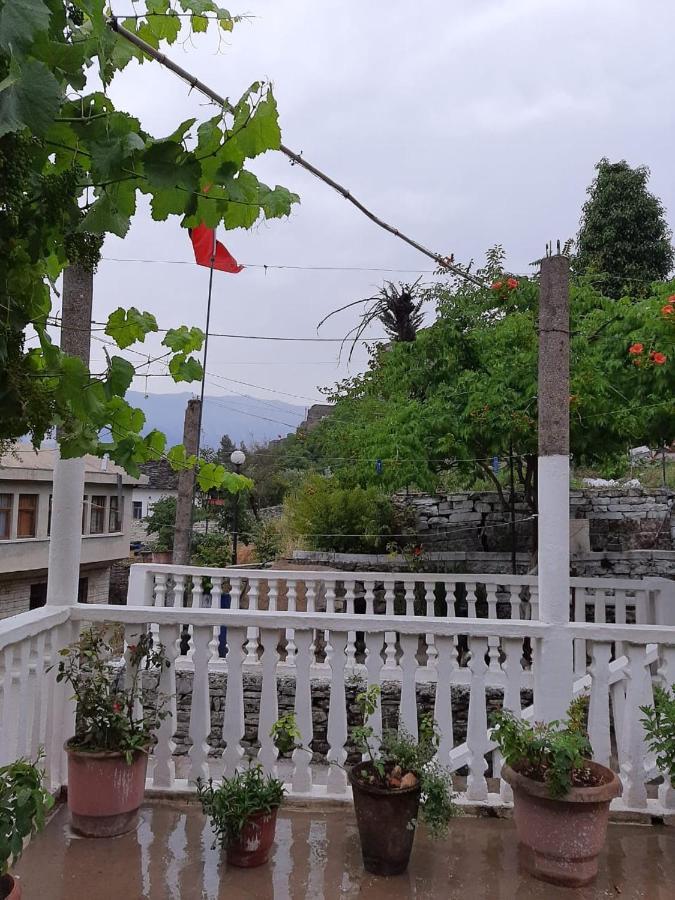 Flora'S Guesthouse 'The Fir Gate' Gjirokaster Exterior photo