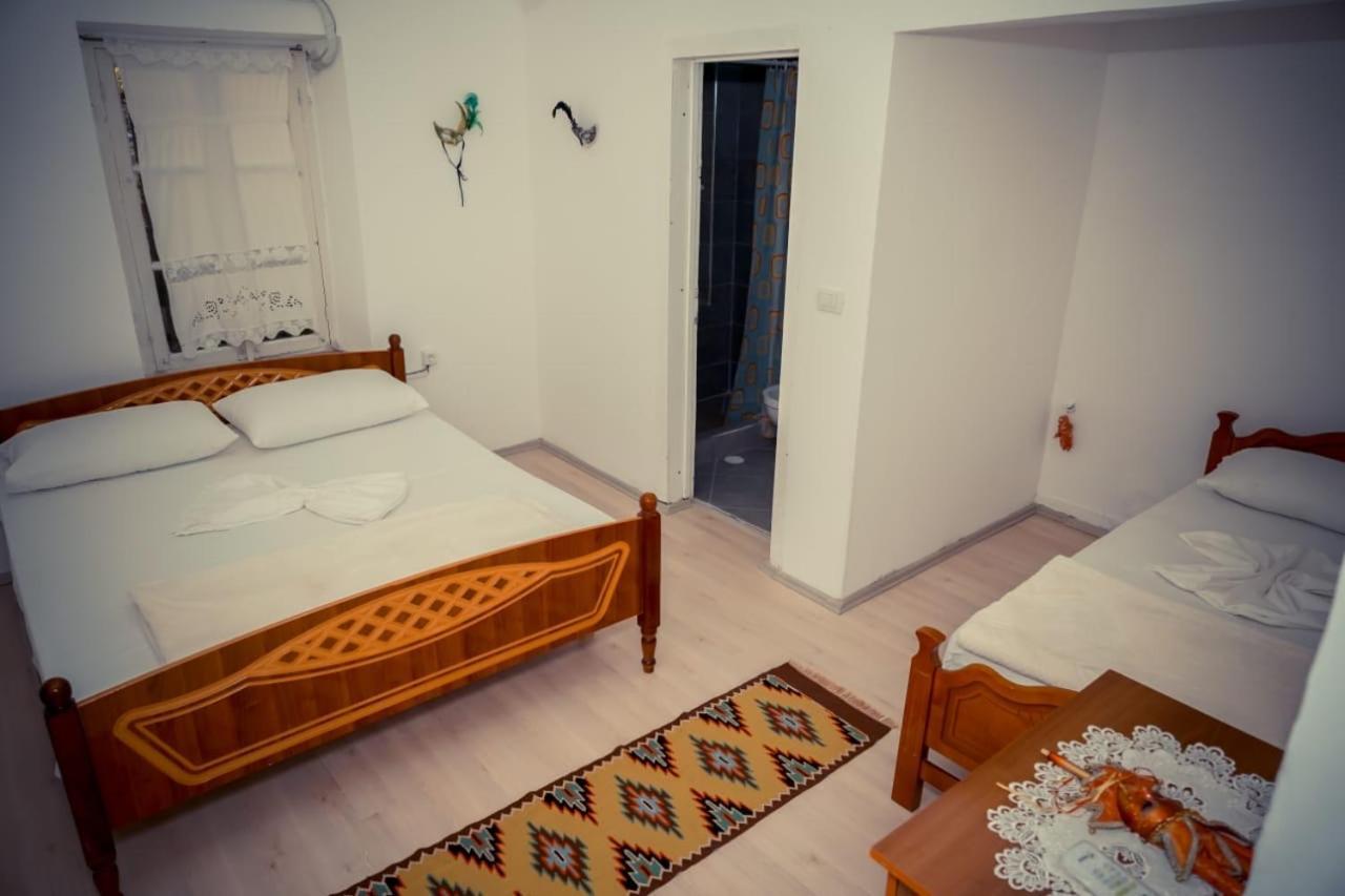 Flora'S Guesthouse 'The Fir Gate' Gjirokaster Exterior photo